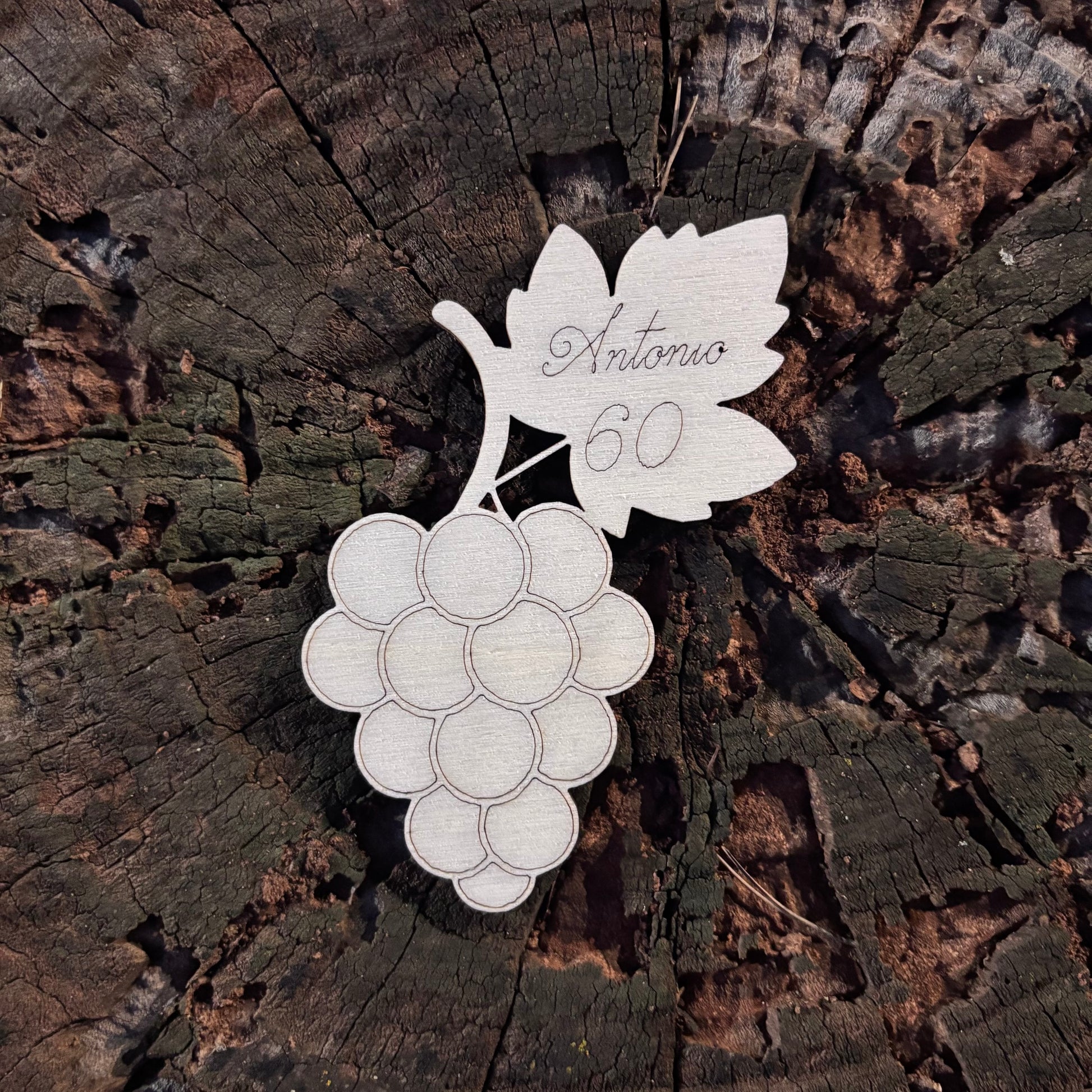 Segnaposto in legno grappolo tema vino personalizzato - compleanno - matrimonio - anniversario - party 