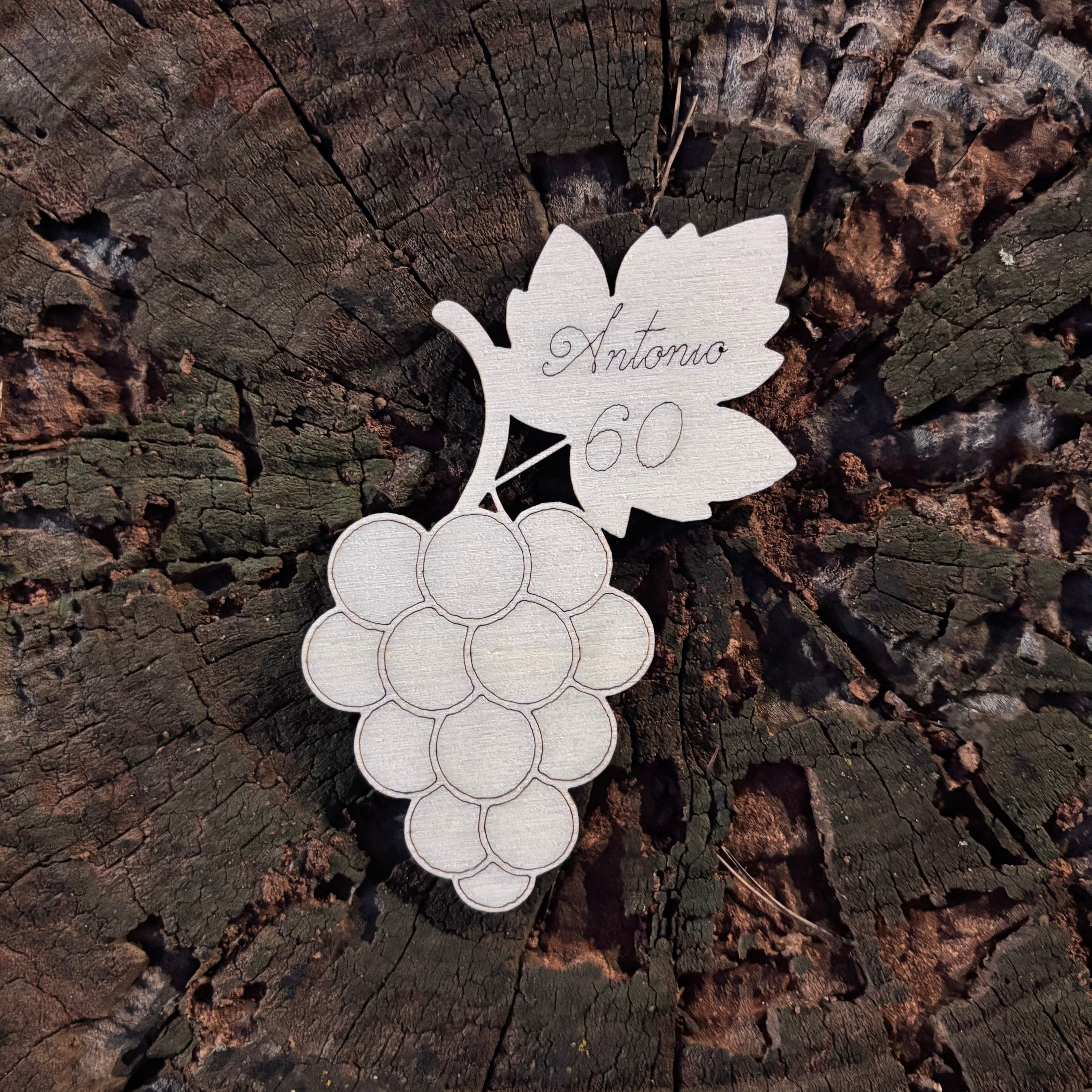 Segnaposto in legno grappolo tema vino personalizzato - compleanno - matrimonio - anniversario - party 