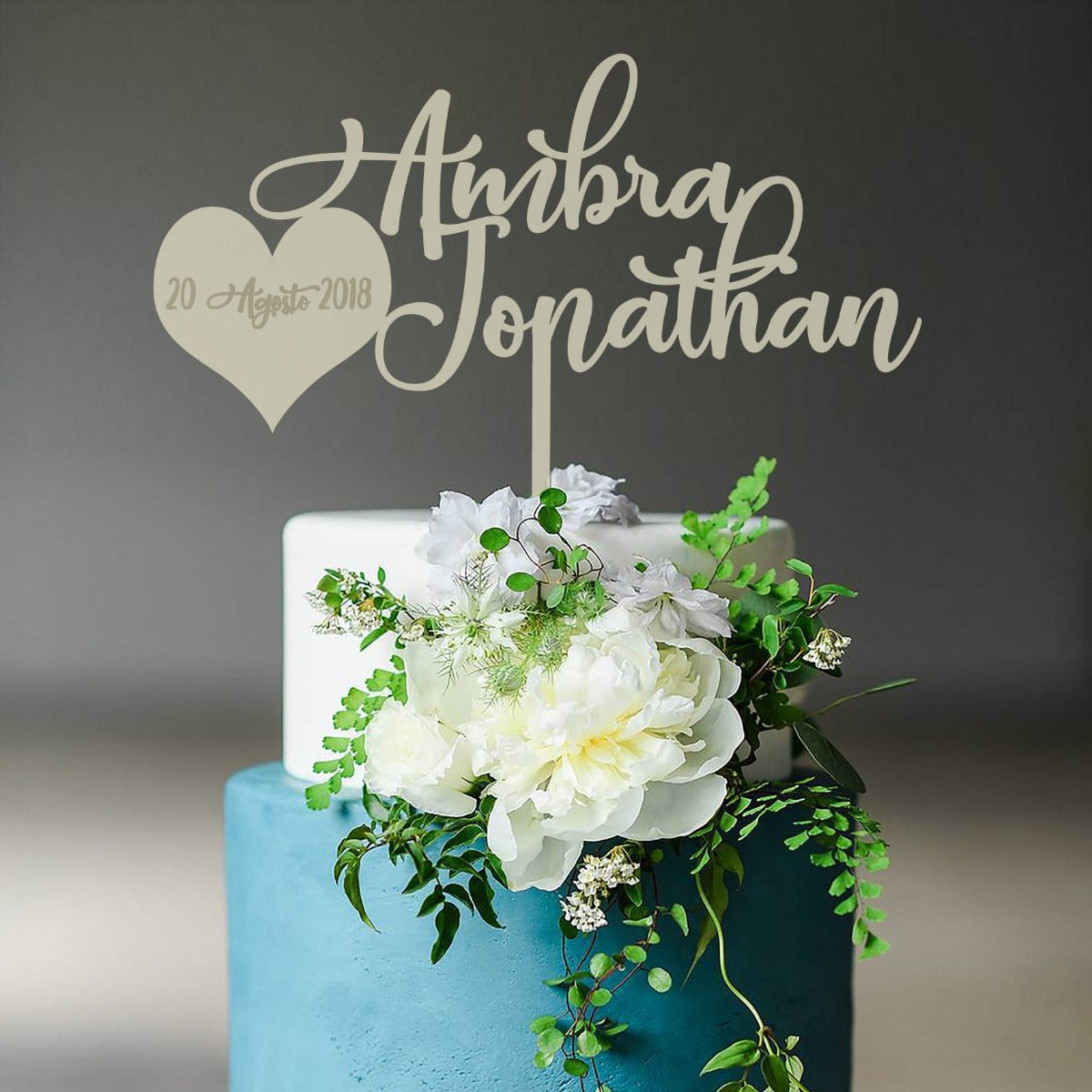 Cake topper in legno con Nome degli sposi e cuore con la Data Idea's Cottage