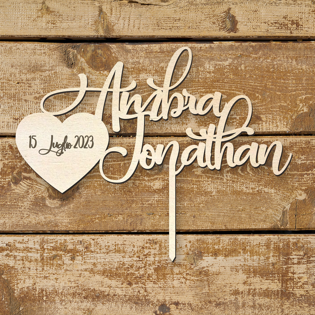 Cake topper in legno con Nome degli sposi e cuore con la Data Idea's Cottage