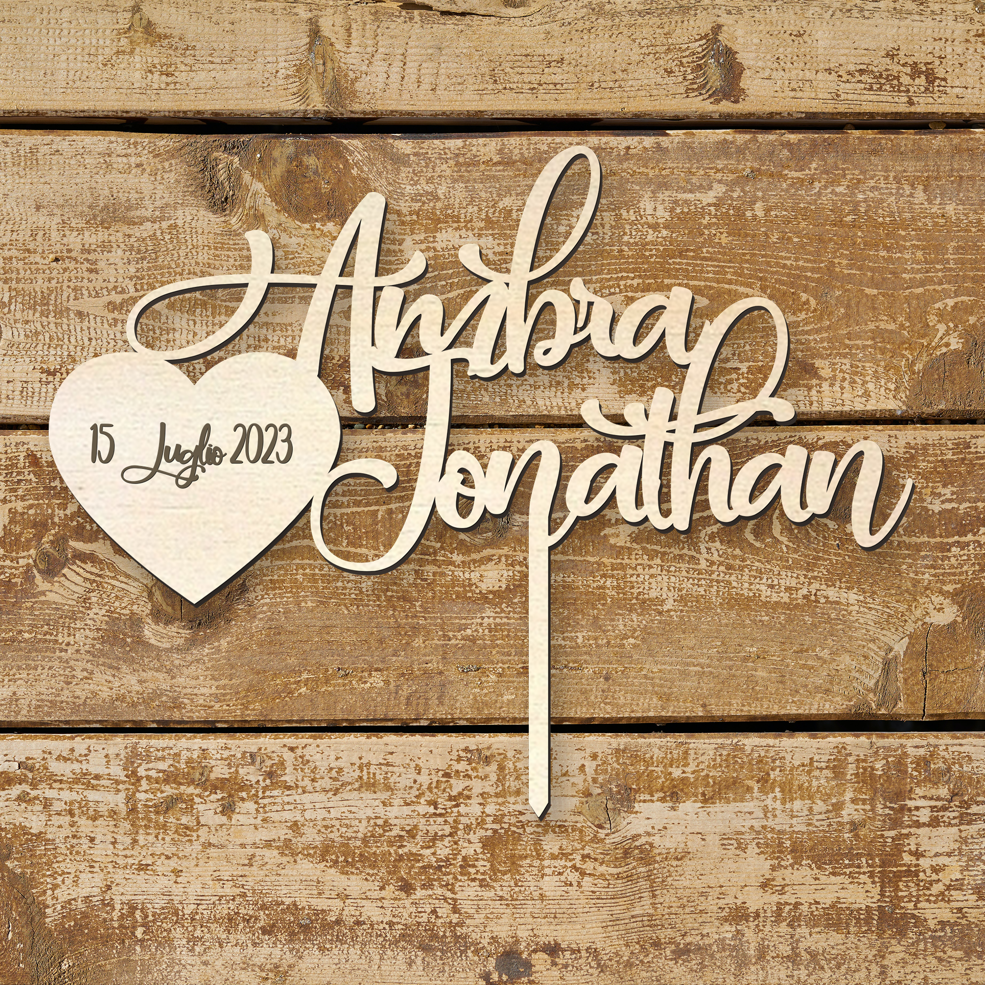 Cake topper in legno con Nome degli sposi e cuore con la Data Idea's Cottage