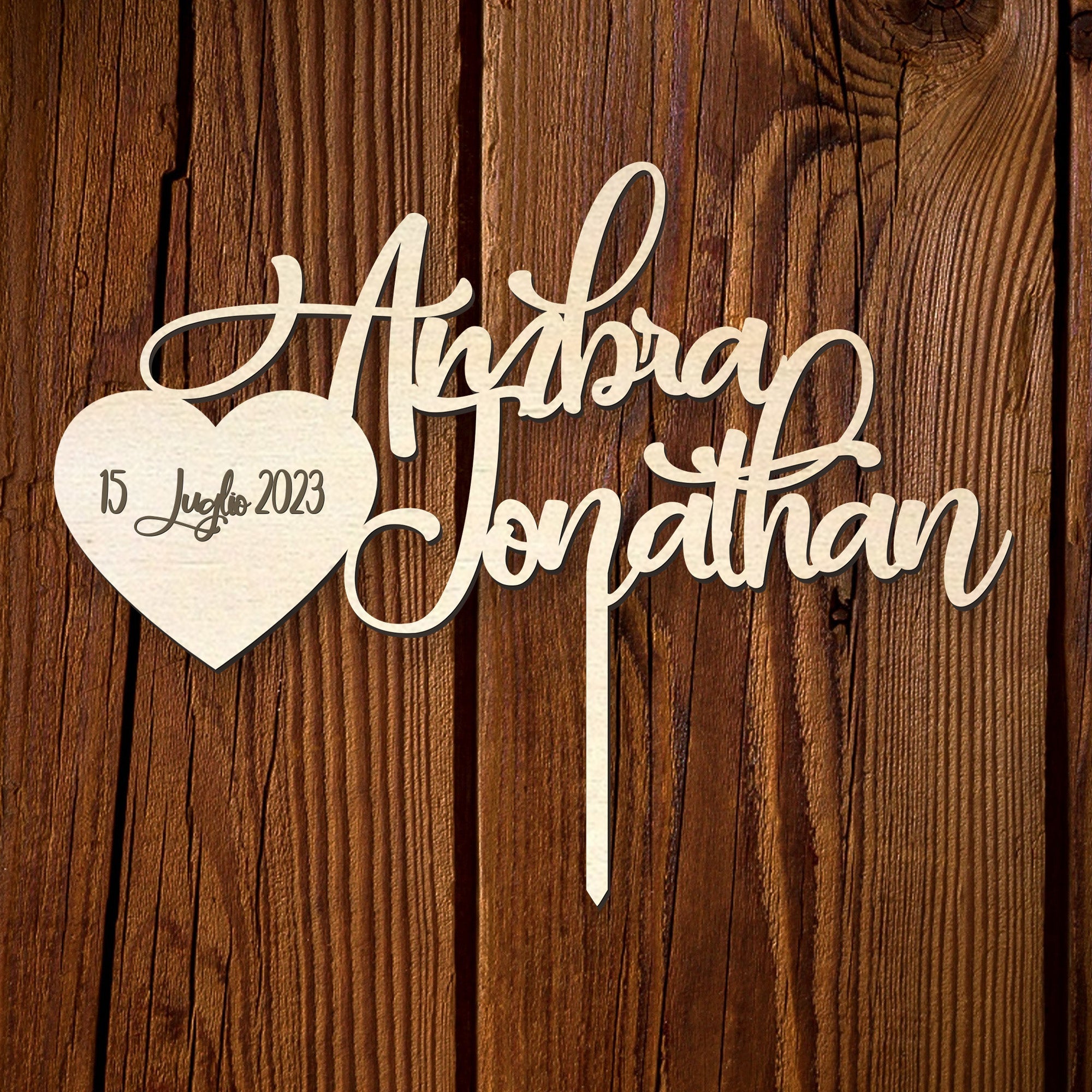Cake topper in legno con Nome degli sposi e cuore con la Data Idea's Cottage