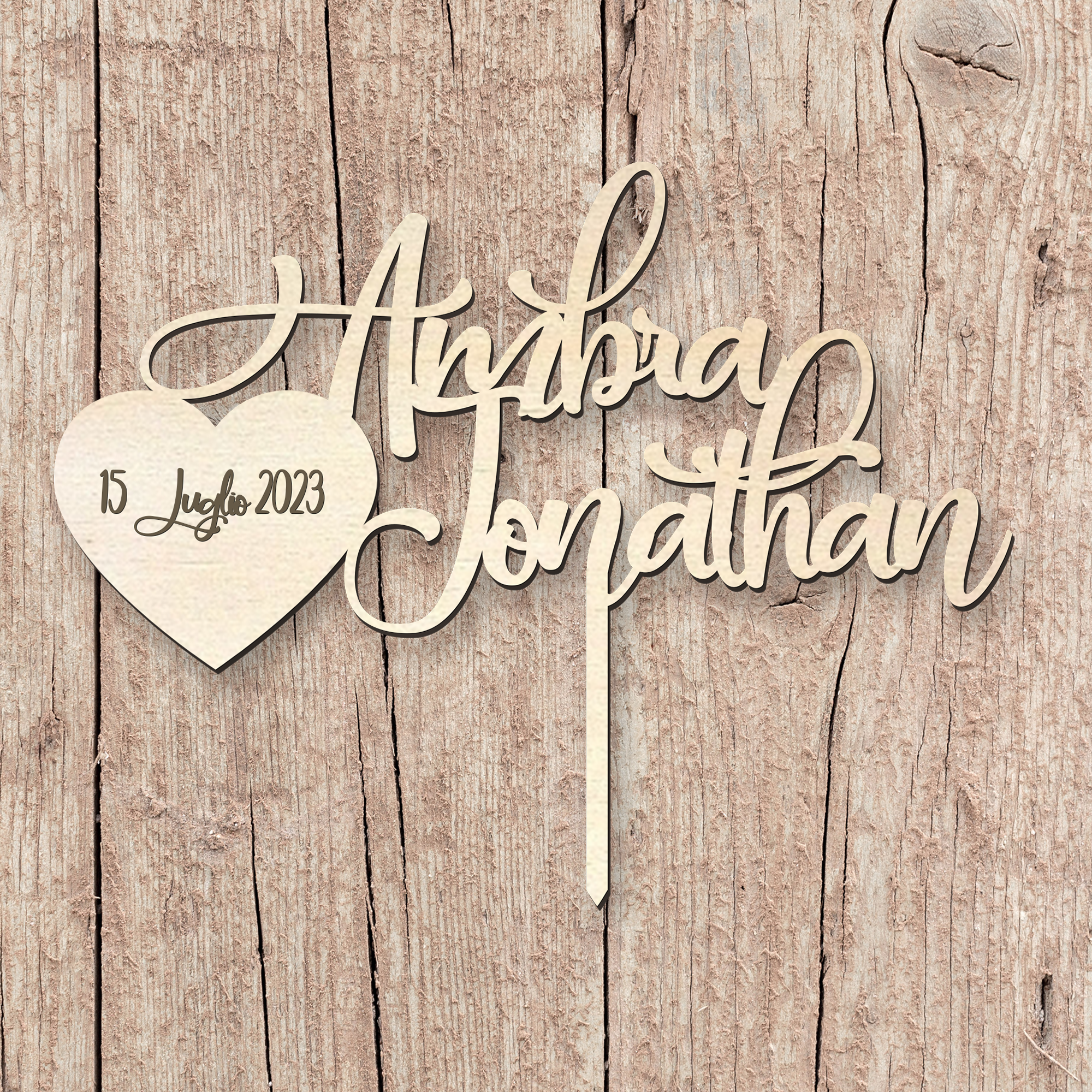 Cake topper in legno con Nome degli sposi e cuore con la Data Idea's Cottage