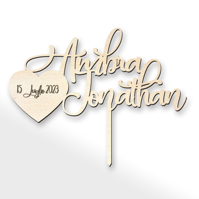 Cake topper in legno con Nome degli sposi e cuore con la Data Idea's Cottage