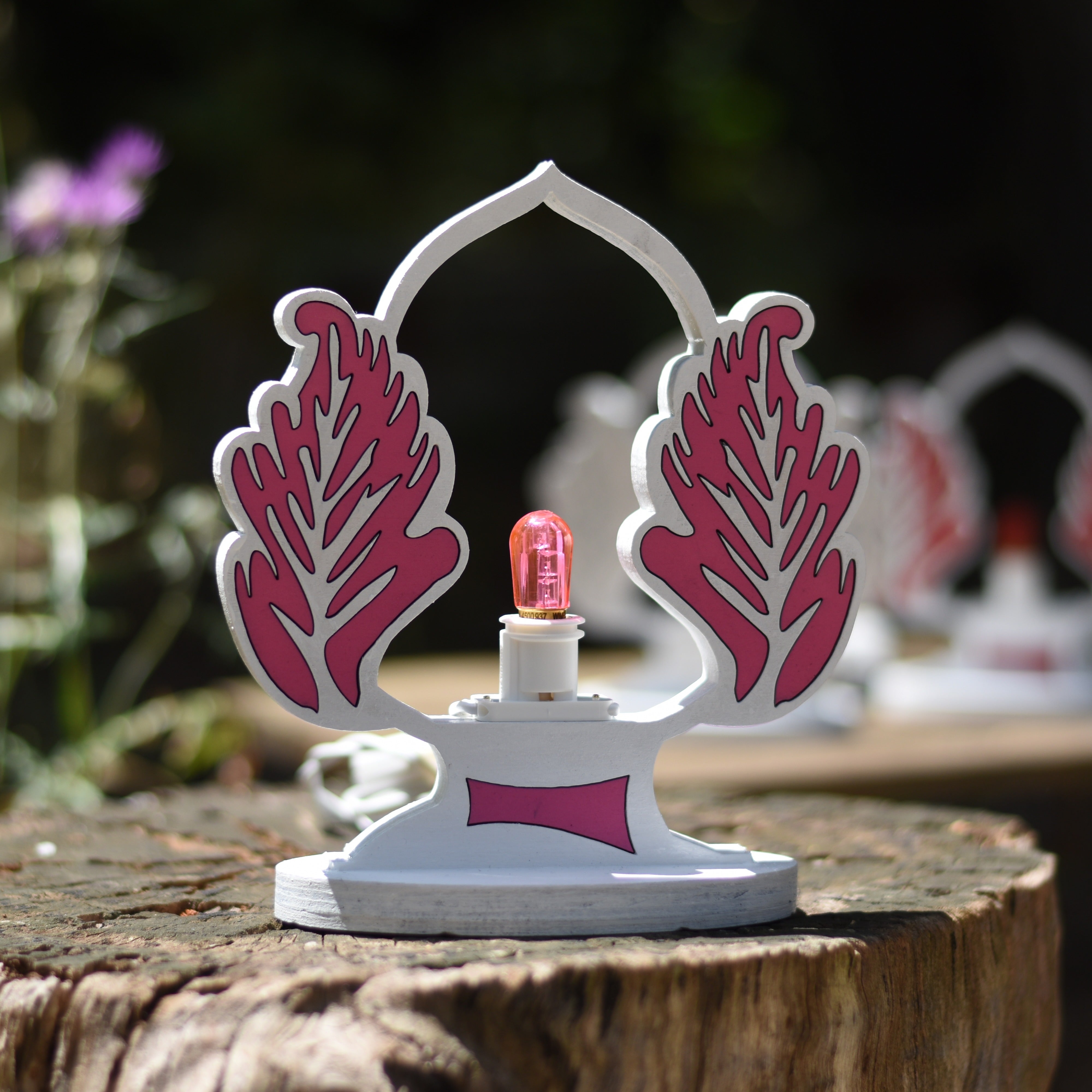 Luminaria Pumo color fucsia in Legno