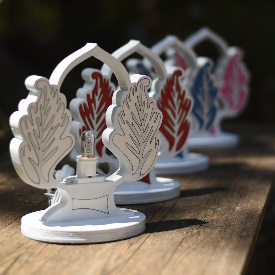 Luminaria Pumo color fucsia in Legno