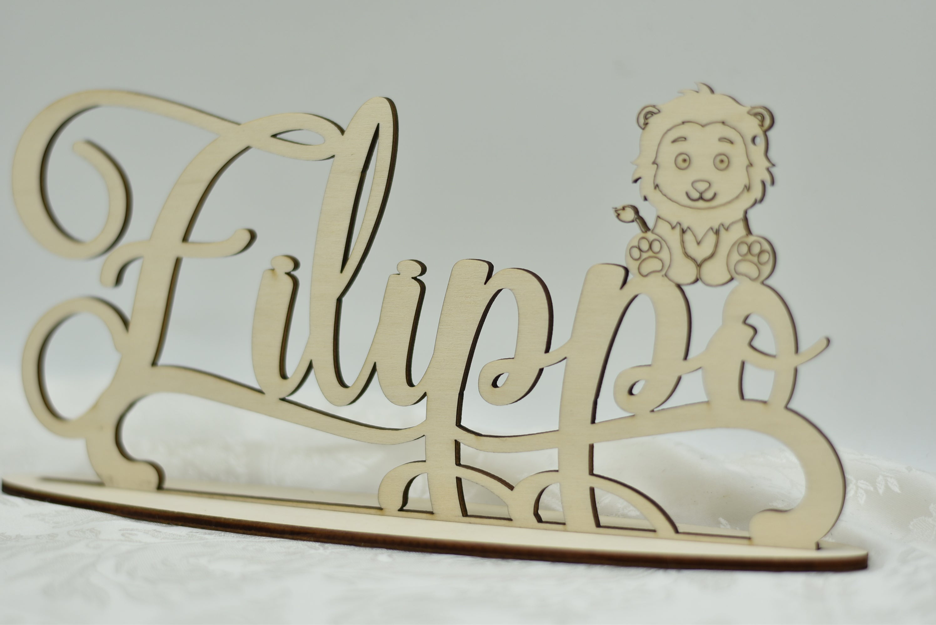 Nome in legno con base tema Leone Idea's Cottage