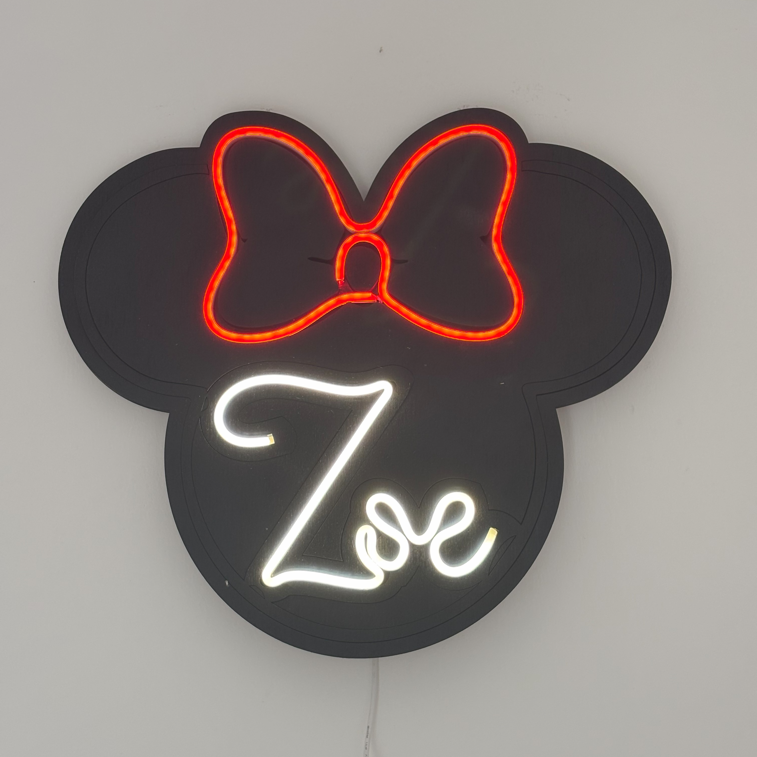 Neon Led Minnie in legno nero personalizzato con le iniziali 