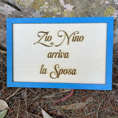 Targa Cornice in legno Arriva la Sposa Idea's Cottage