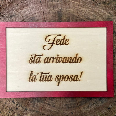 Targa Cornice in legno Arriva la Sposa Idea's Cottage