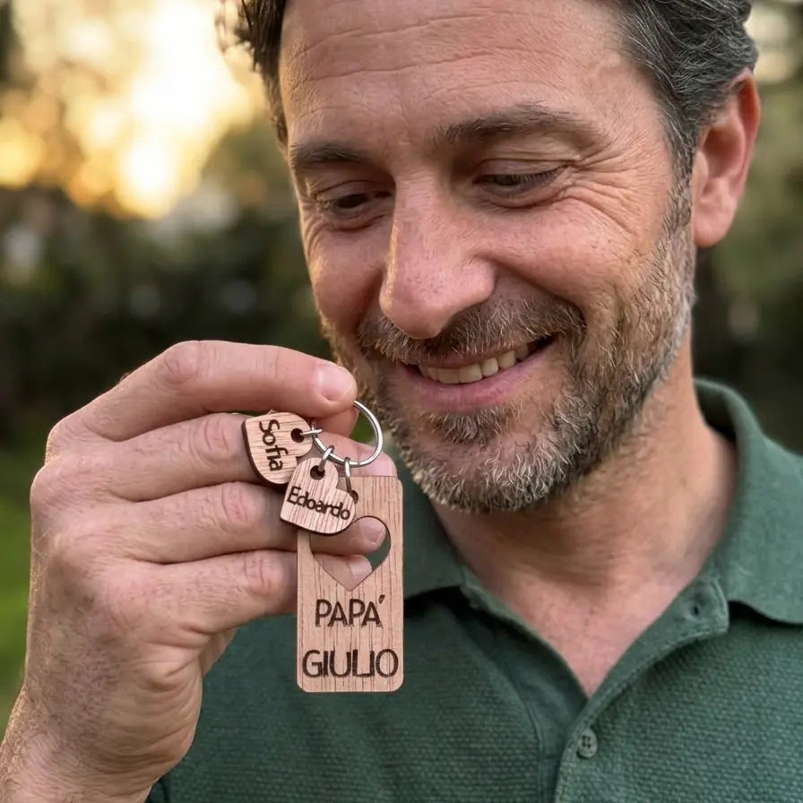 Portachiavi in Legno Personalizzato con Cuoricini e Nome del Papà – Idea Regalo Festa del Papà 
