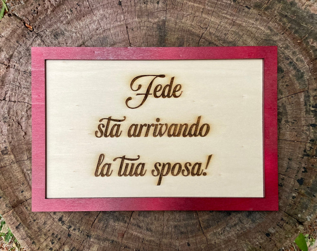 Targa Cornice in legno Arriva la Sposa Idea's Cottage