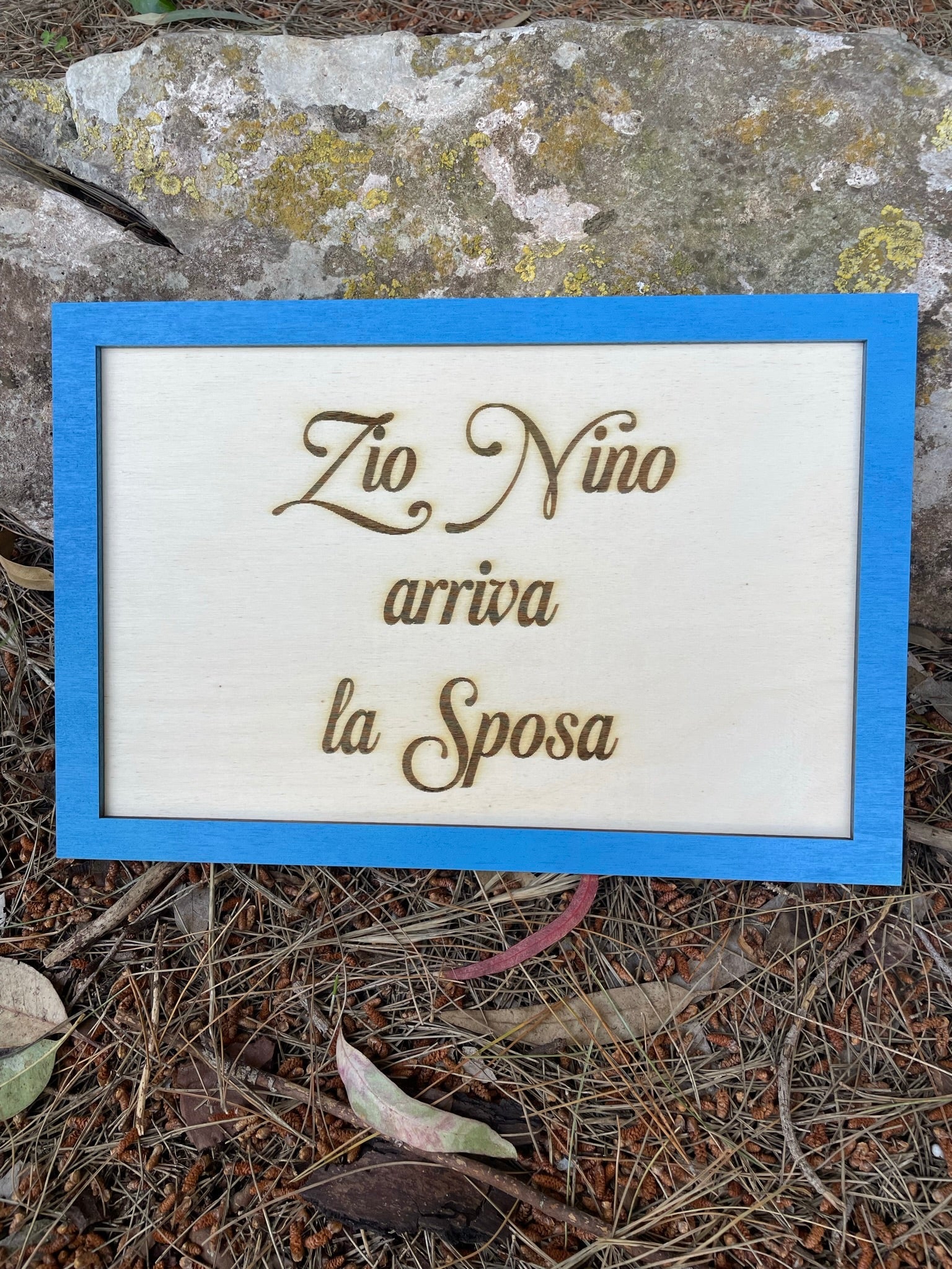 Targa Cornice in legno Arriva la Sposa Idea's Cottage