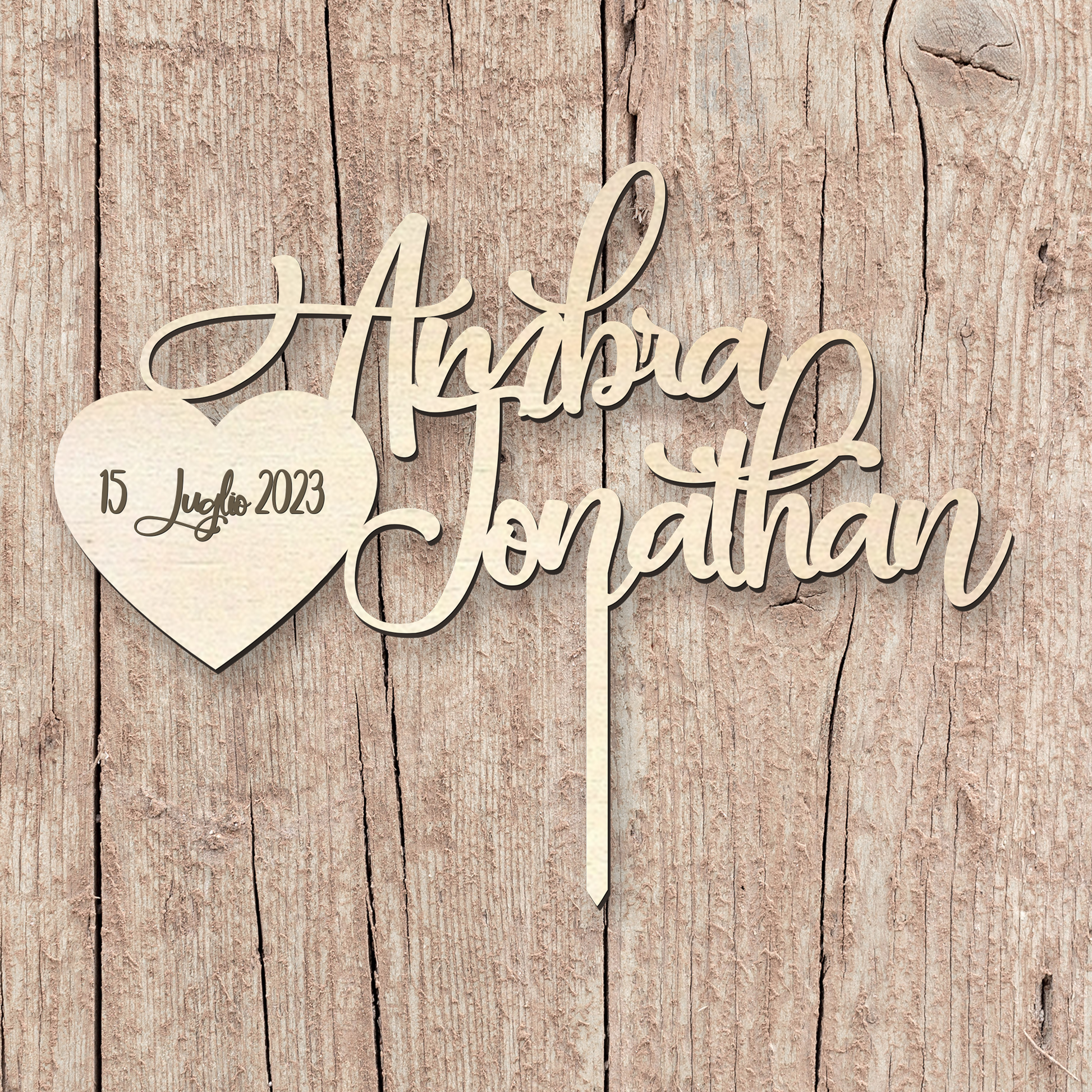 Cake topper in legno con Nome degli sposi e cuore con la Data Idea's Cottage