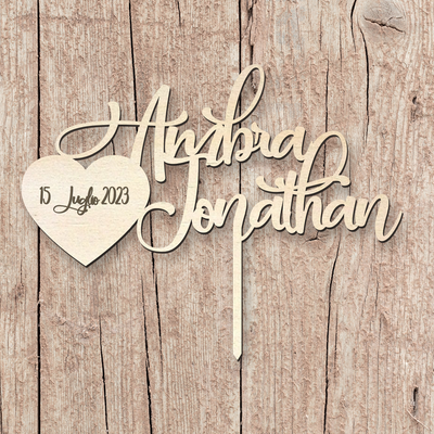 Cake topper in legno con Nome degli sposi e cuore con la Data Idea's Cottage