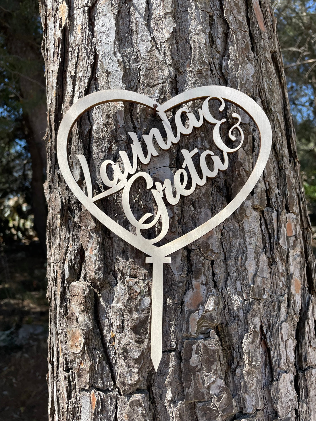 Cake topper in legno a forma di cuore con nomi sposi Idea's Cottage