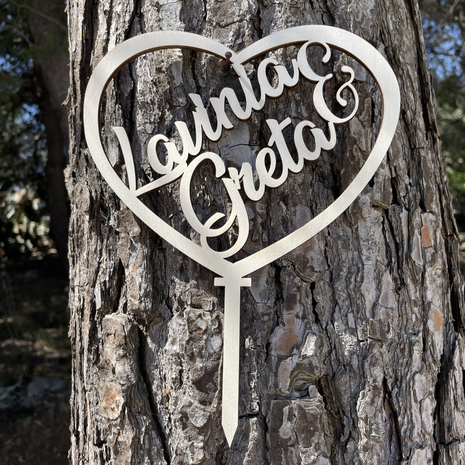 Cake topper in legno a forma di cuore con nomi sposi Idea's Cottage