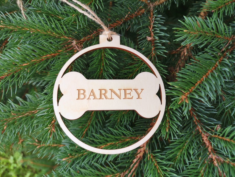 Pallina per gli amanti dei cani decorazione di Natale in legno personalizzabile con un nome Idea's Cottage