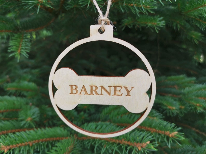 Pallina per gli amanti dei cani decorazione di Natale in legno personalizzabile con un nome Idea's Cottage