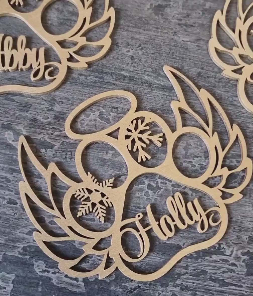 Pallina di Natale commemorativa in legno a forma di zampa personalizzabile con un nome per i nostri amici animali