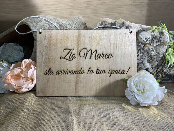 Targa in legno personalizzabile Arriva la Sposa