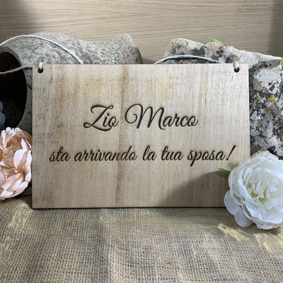 Targa in legno personalizzabile Arriva la Sposa