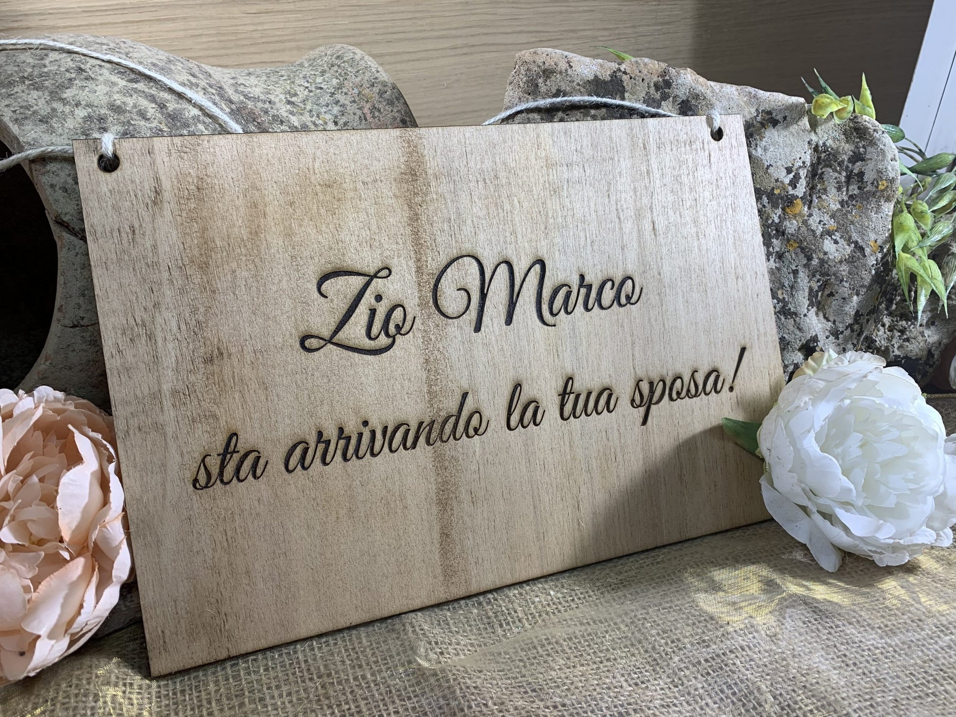 Targa in legno personalizzabile Arriva la Sposa 2