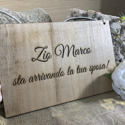 Targa in legno personalizzabile Arriva la Sposa 2