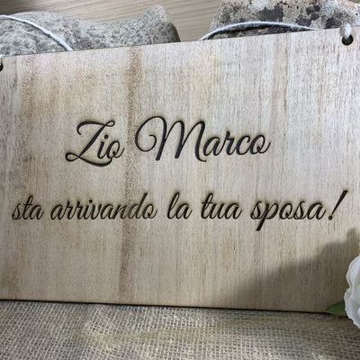 Targa in legno personalizzabile Arriva la Sposa 3