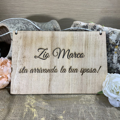 Targa in legno personalizzabile Arriva la Sposa 4