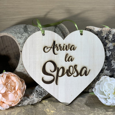 Targa cuore in legno Arriva la Sposa