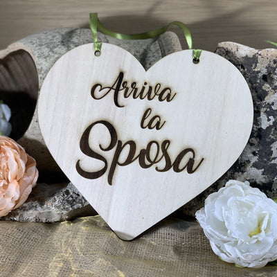 Targa cuore in legno Arriva la Sposa 2