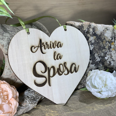 Targa cuore in legno Arriva la Sposa 3