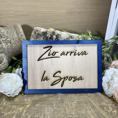 Targa Cornice in legno Arriva la Sposa 2