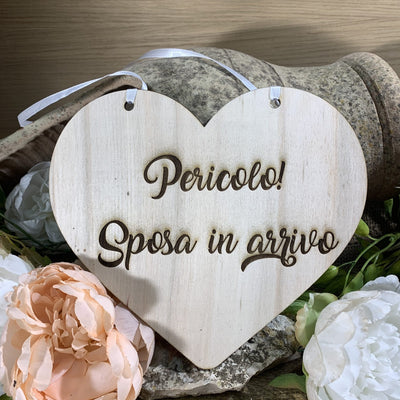 Targa cuore in legno Arriva la Sposa 4