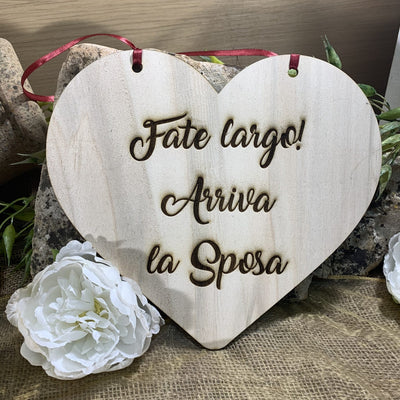 Targa cuore in legno Arriva la Sposa 5