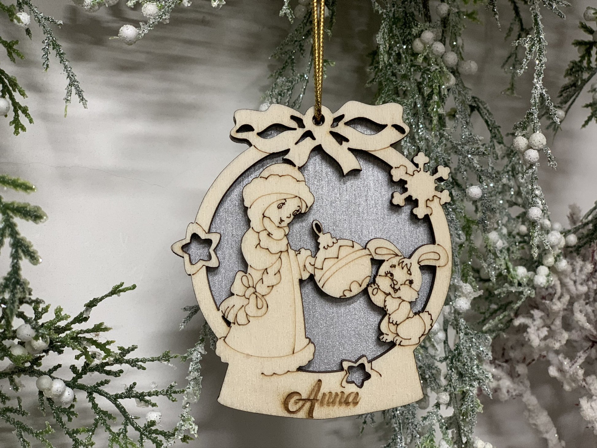 Pallina per decorazioni natalizie personalizzate Bambina e Coniglietto con nome Idea's Cottage