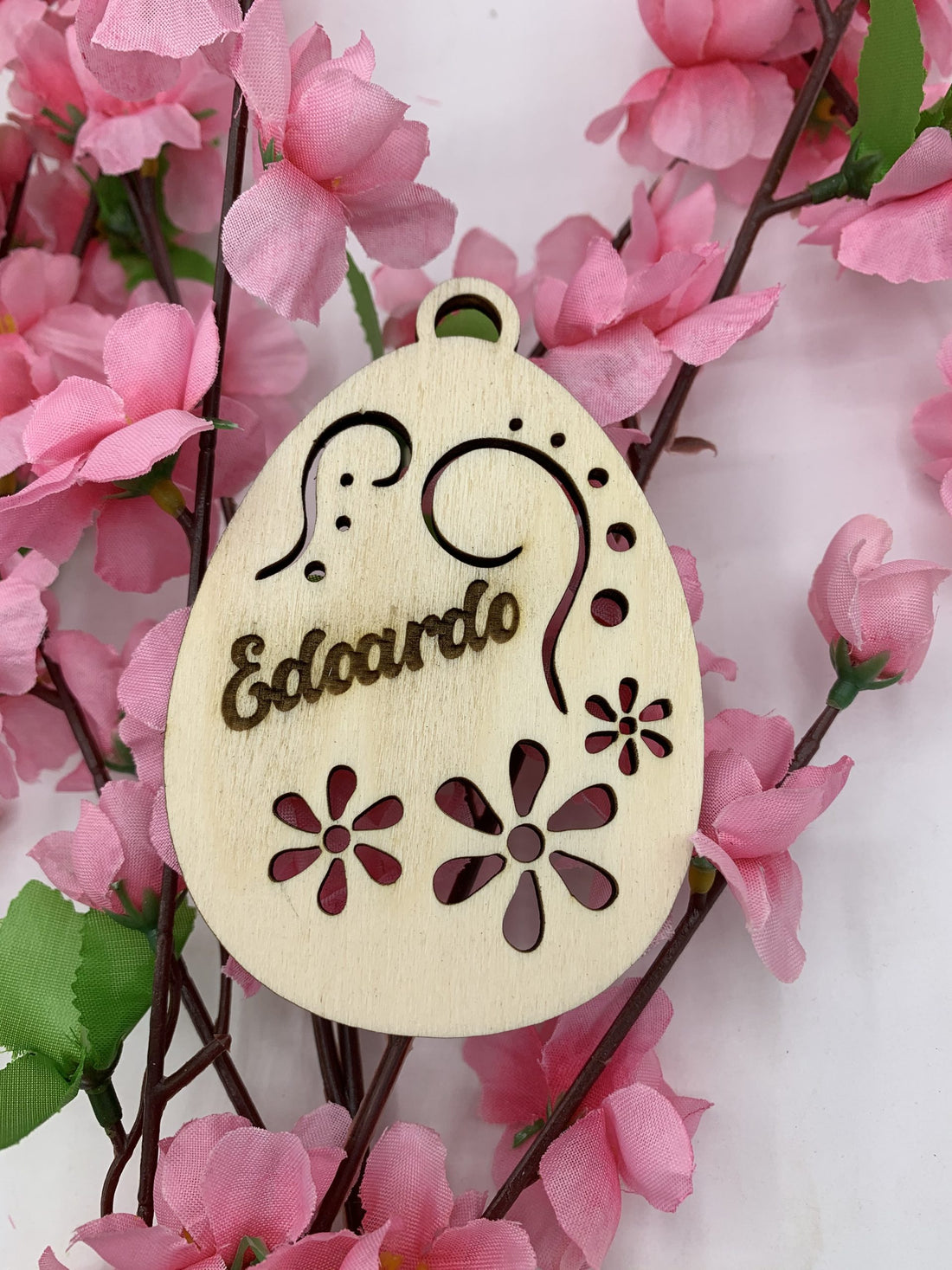 Ovetto di Pasqua in legno con fiori e ghirigori personalizzato con nome Idea's Cottage