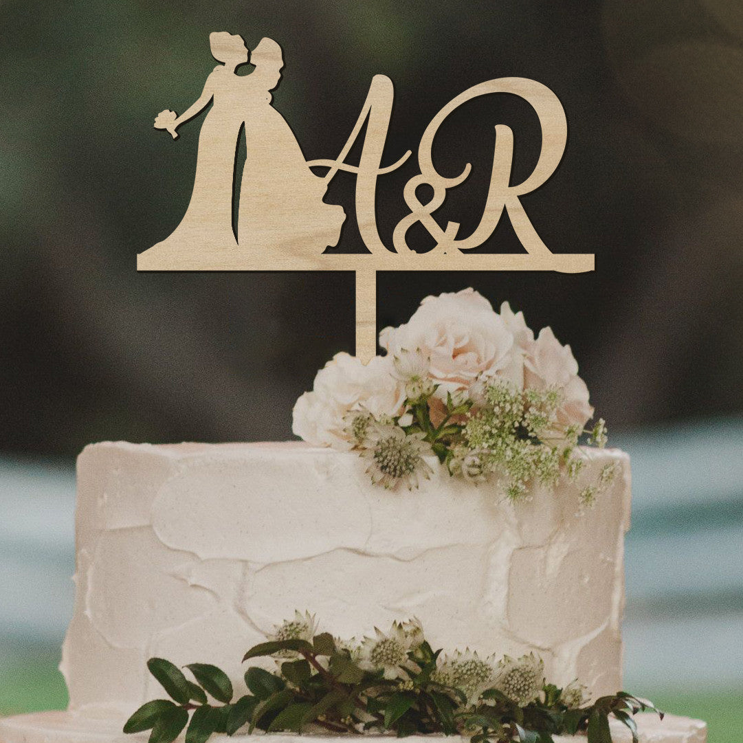 Cake Topper con due spose e iniziali personalizzate in legno Idea's Cottage