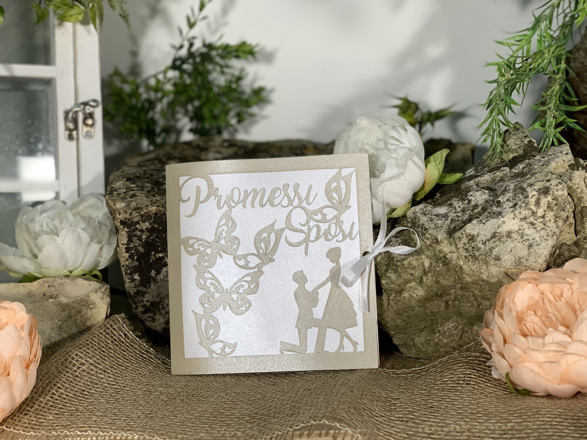 Partecipazione nozze farfalle e sposi laser cut 1
