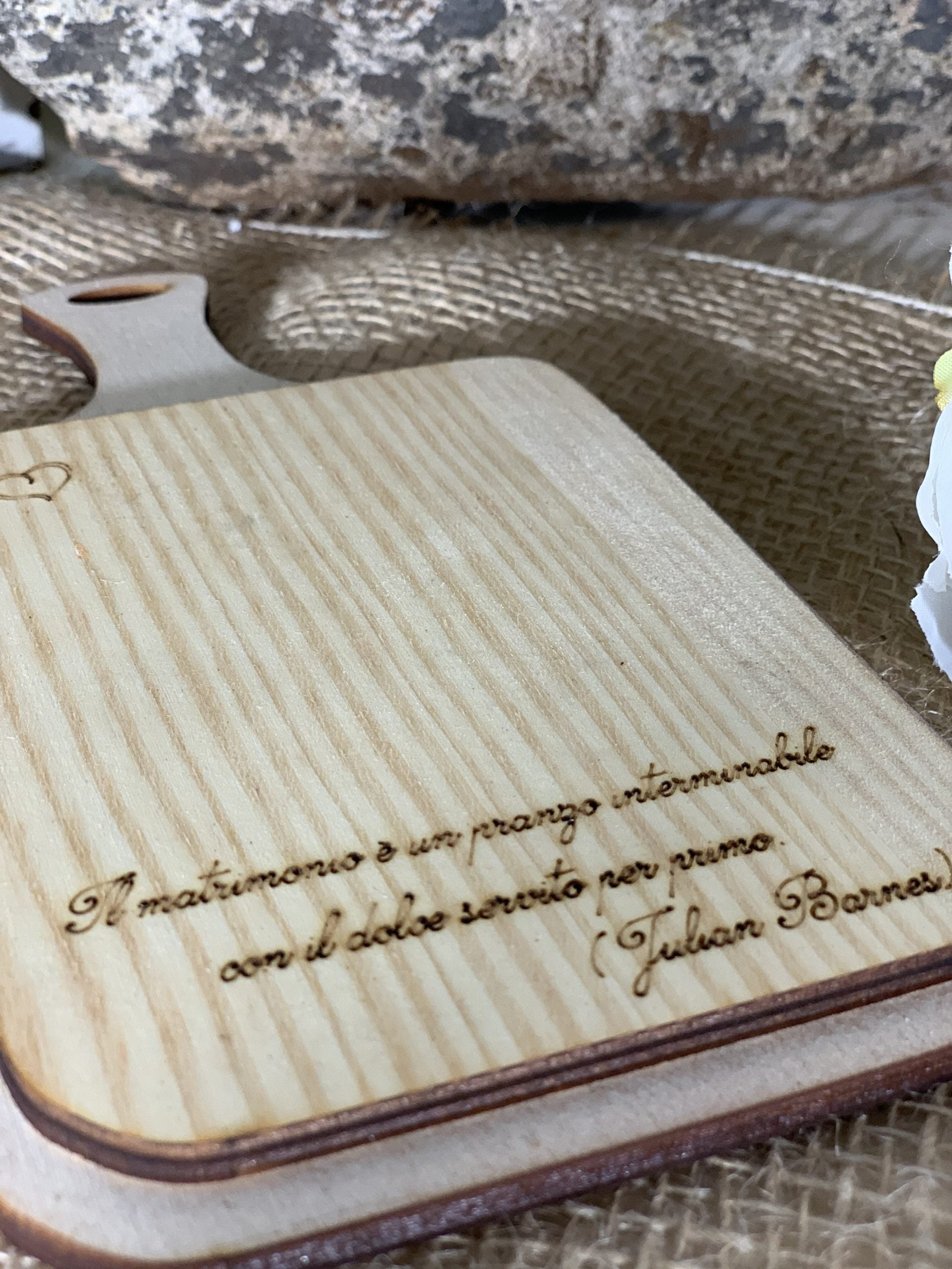 Bomboniera Tagliere cuori pitch pine 4