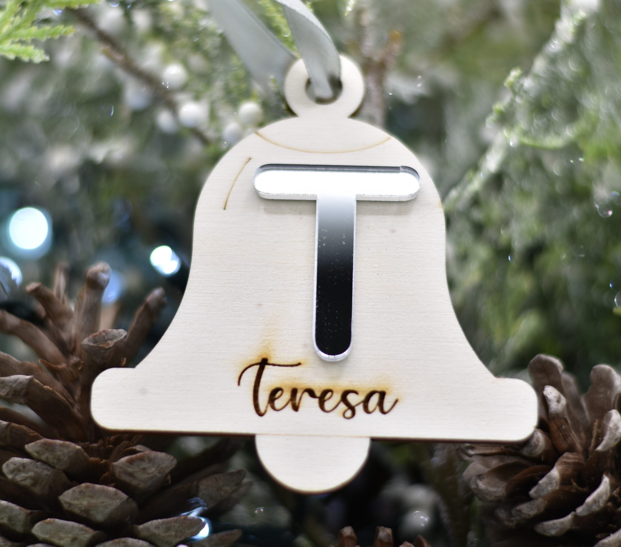 Pallina campanella con iniziale in plex specchio e nome per addobbi natalizi personalizzati regalo di NATALE Idea's Cottage