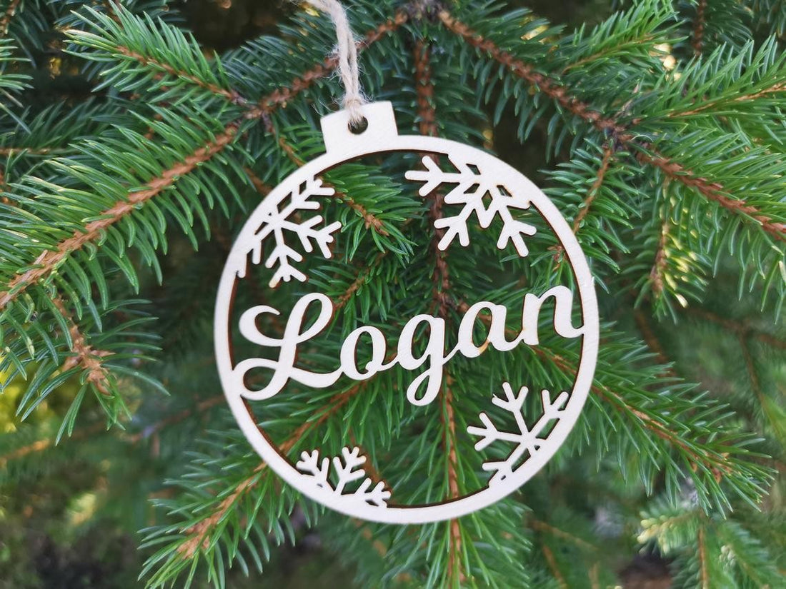 Pallina con nome e fiocchi di neve Idea's Cottage