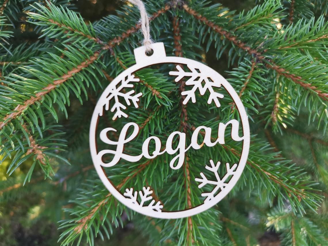 Pallina con nome e fiocchi di neve Idea's Cottage