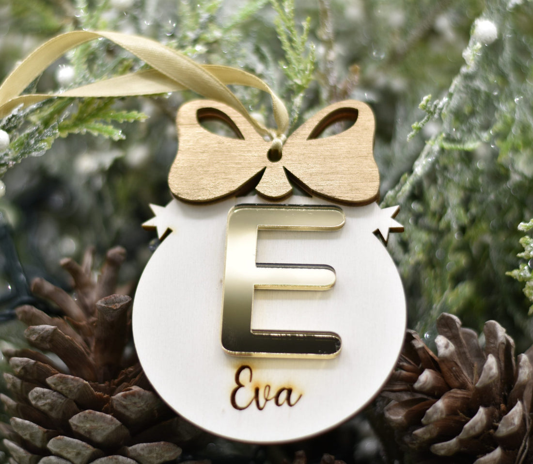 Pallina fiocco con iniziale in plex specchio e nome per addobbi natalizi personalizzati regalo di NATALE Idea's Cottage