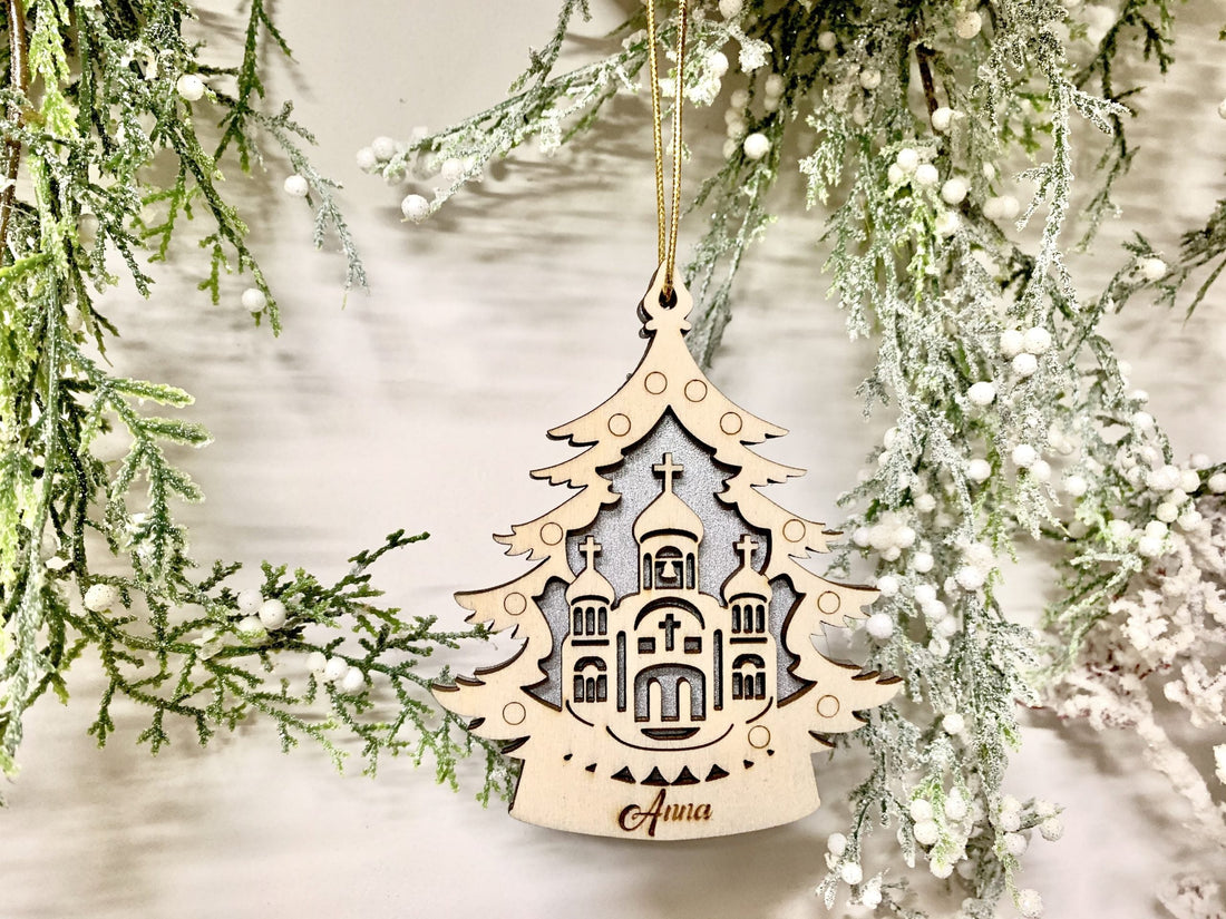 Pallina per decorazioni natalizie personalizzate Albero di Natale e Chiesetta con nome Idea's Cottage