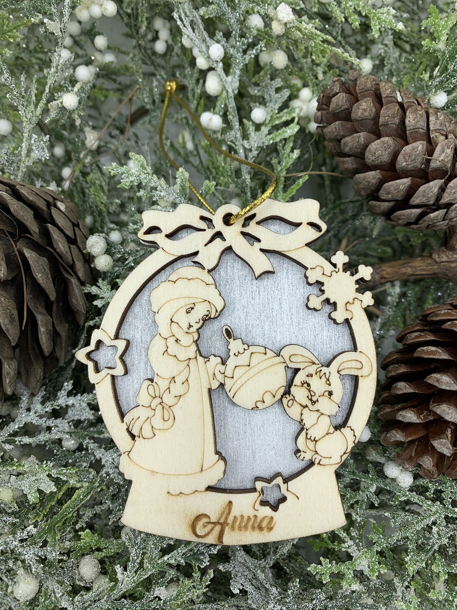 Pallina per decorazioni natalizie personalizzate Bambina e Coniglietto con nome Idea's Cottage