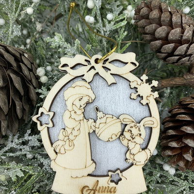 Pallina per decorazioni natalizie personalizzate Bambina e Coniglietto con nome Idea's Cottage