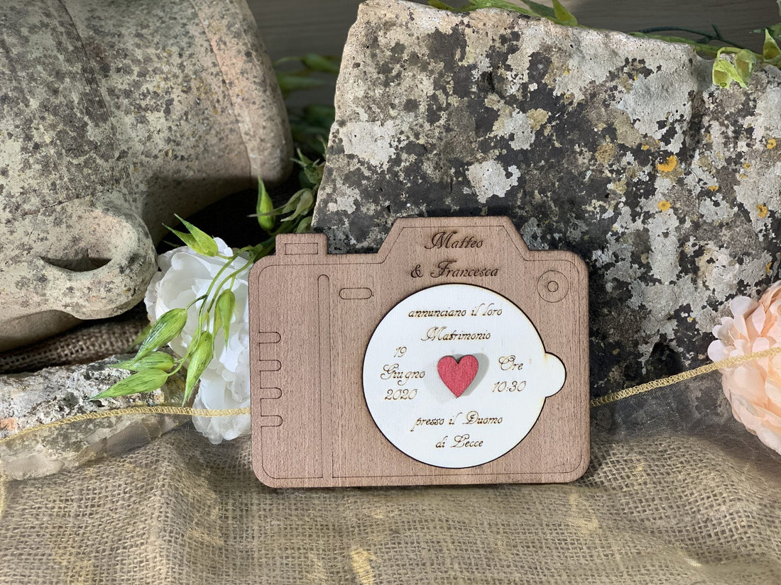 Partecipazione in legno Camera tema fotografia