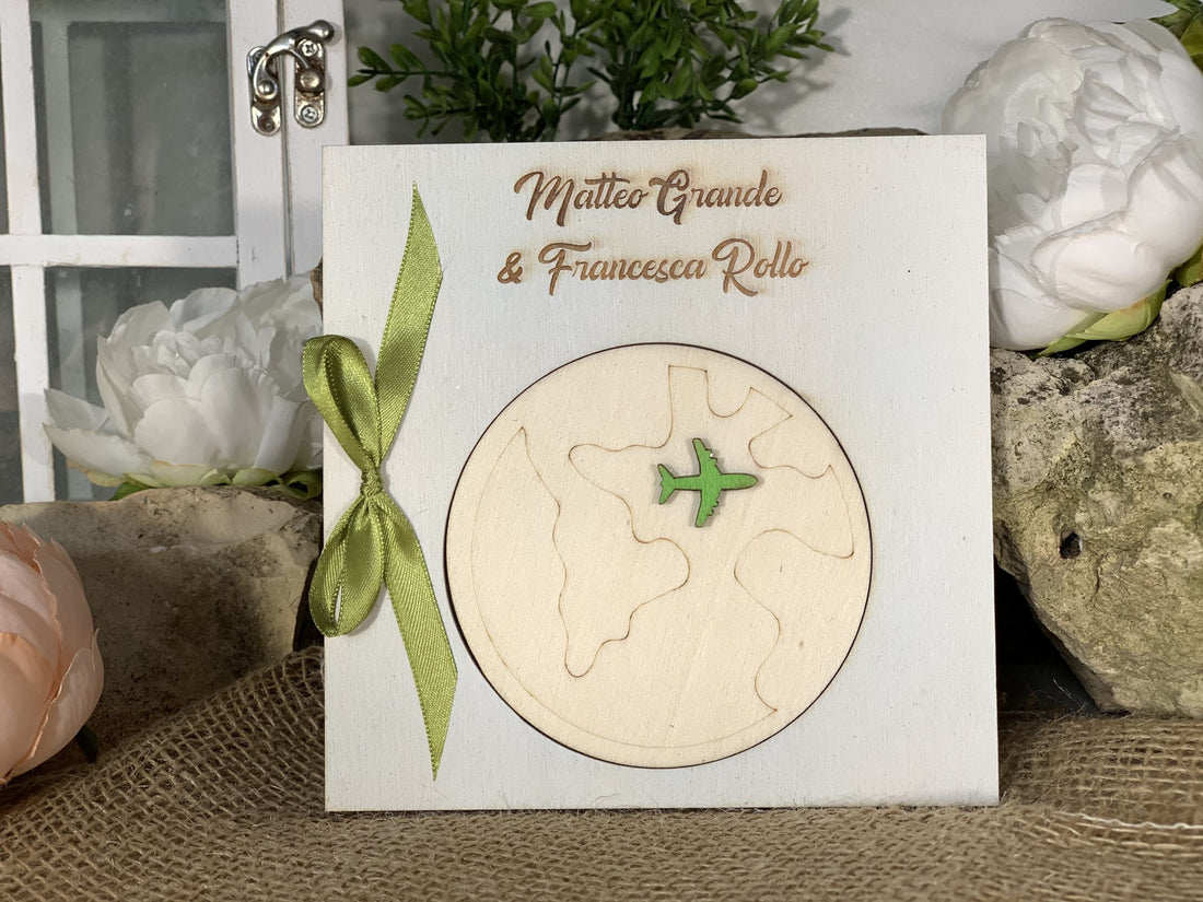 Partecipazione in legno Globo tema viaggio 3